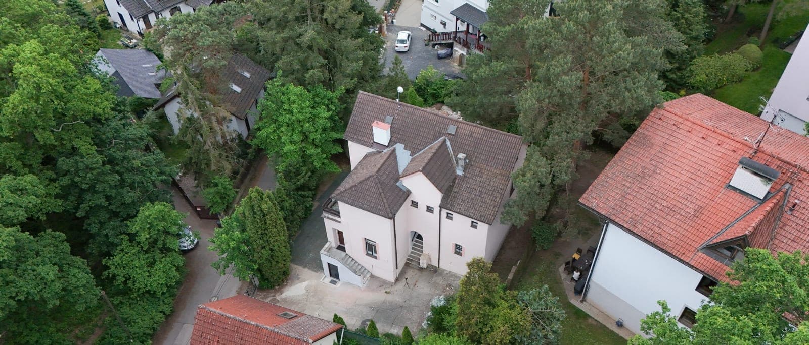Vila v zeleni v pražských Hodkovičkách z ptačí perspektivy