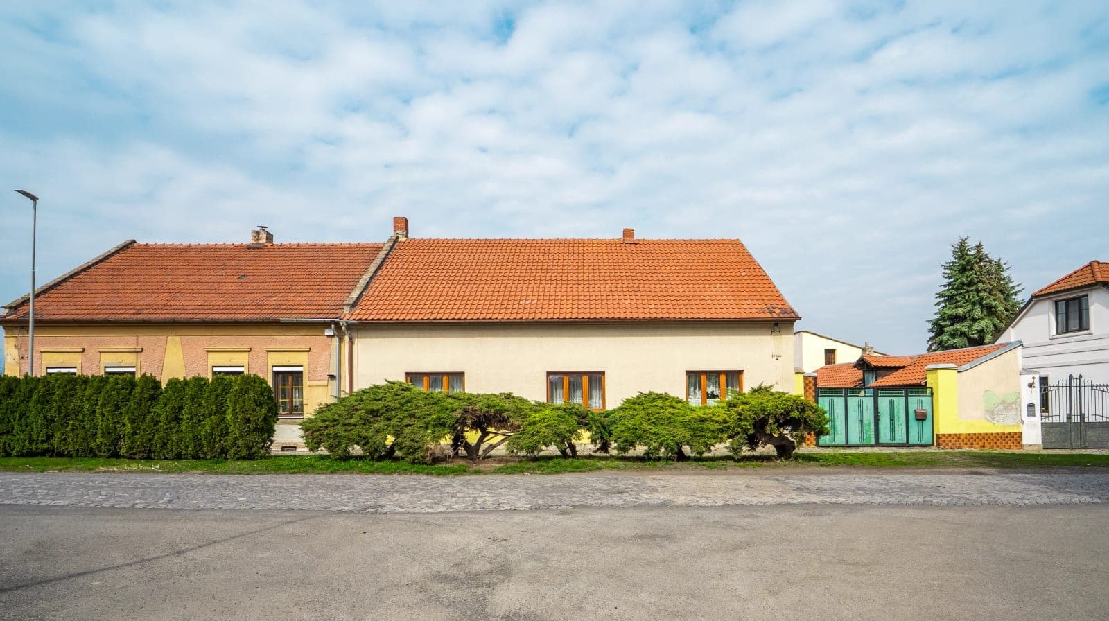 Rodinný dům s červenou střechou v Kouřimi z ulice